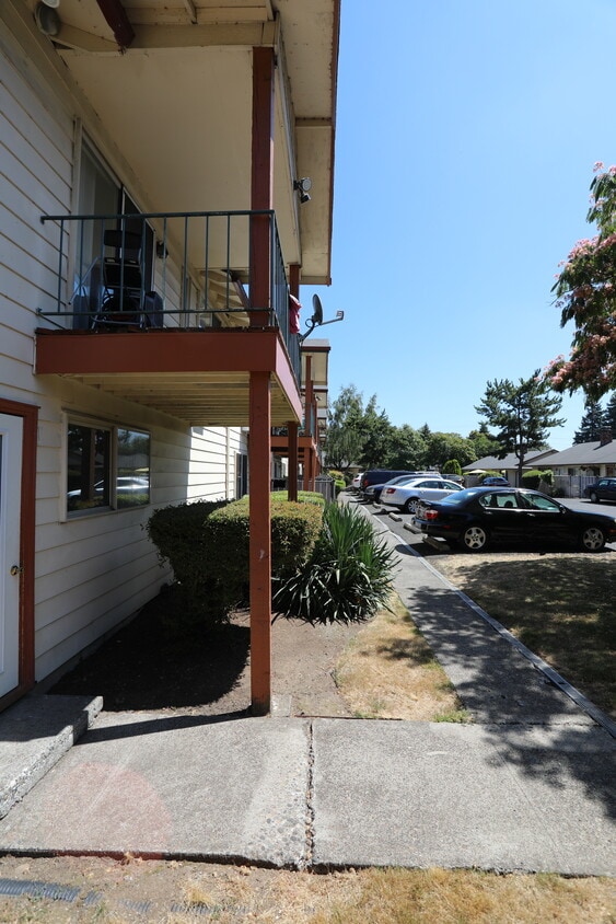 Building Photo - 1021 SE 122nd Ave