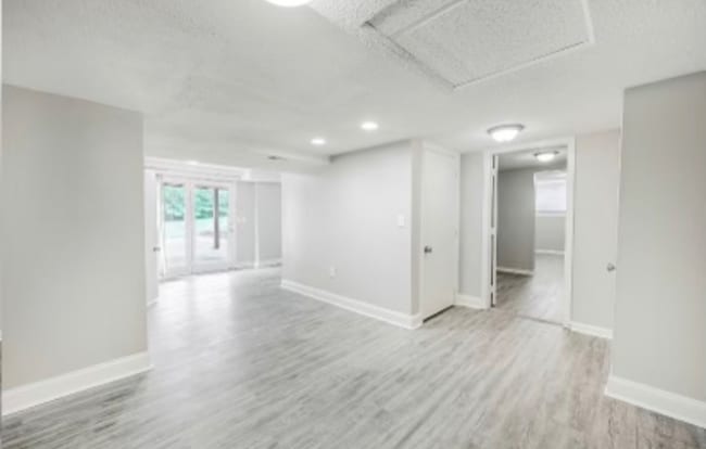 Building Photo - 673 Des Moines Dr