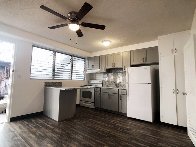 Building Photo - $500 1ST MONTH RENT SPECIAL | FULLY RENOVA...