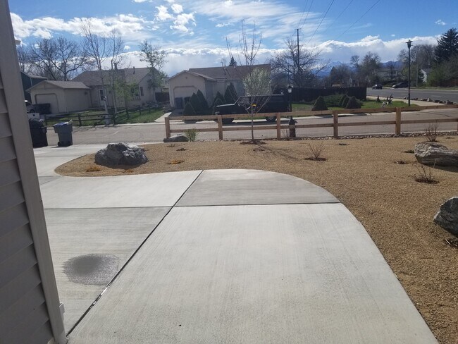 Building Photo - 2058 Sumac St