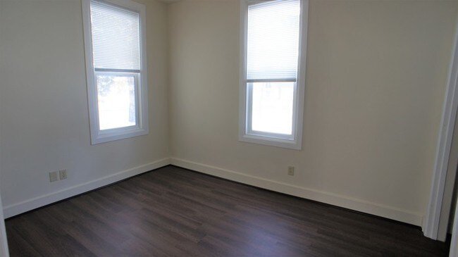 Building Photo - 3 Bedroom Lower Duplex Available April 1st!