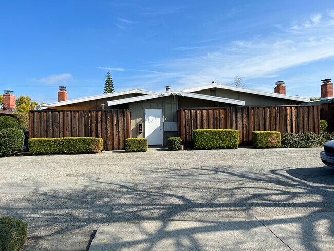 Building Photo - 1594 Albatross Dr