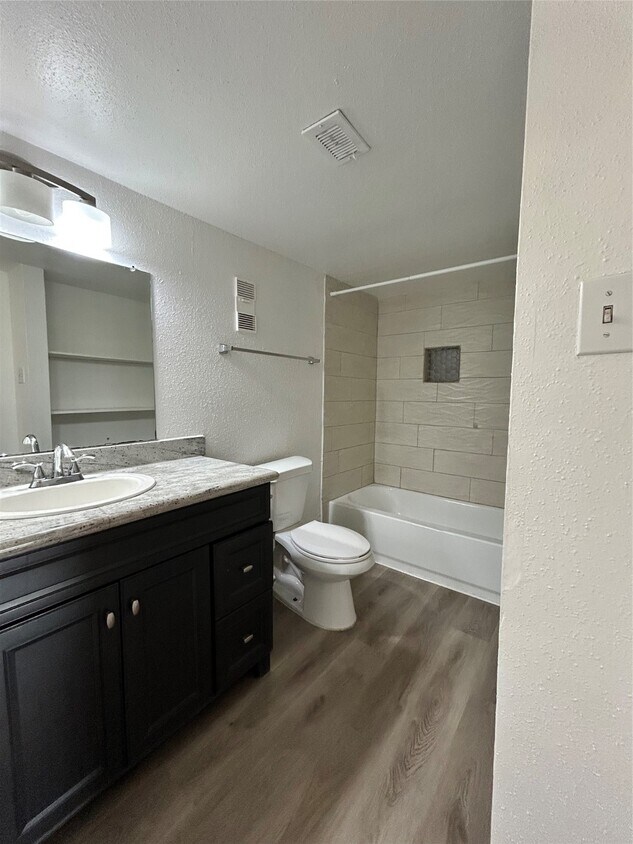 Building Photo - 3901 Woodchase Dr