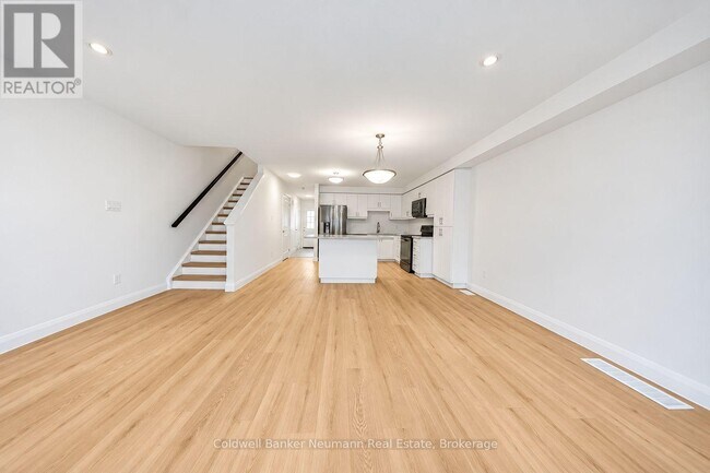 Building Photo - 145 S Creek Dr
