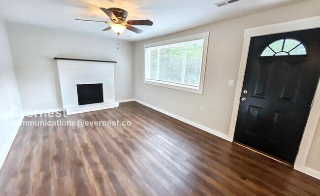 Foto del edificio - 33 Roach Hollow Rd