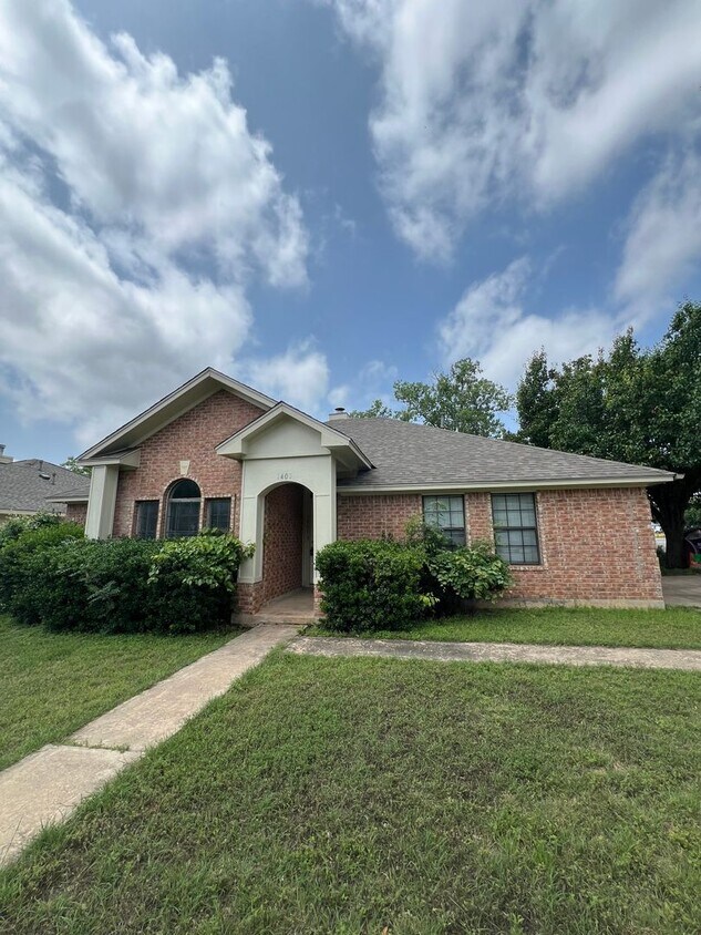 Foto principal - Lovely Home on Corner Lot!