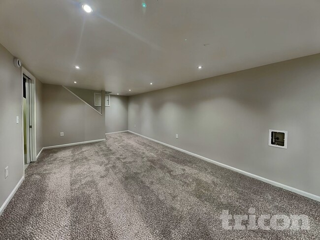 Building Photo - 7035 Montroff Cir