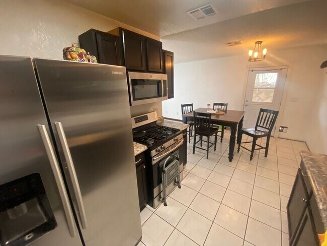 Building Photo - EASTSIDE HOME FOR RENT