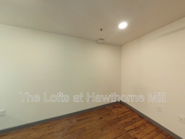 Building Photo - 1101 Hawthorne Ln