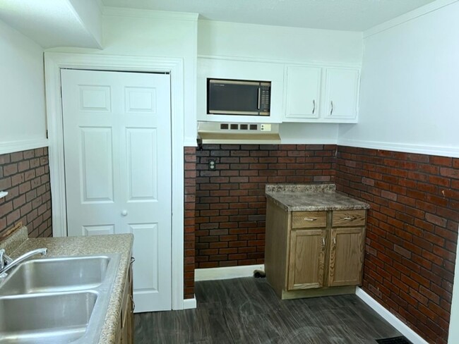 Building Photo - 2 bedroom home on Hamilton's West Side for...