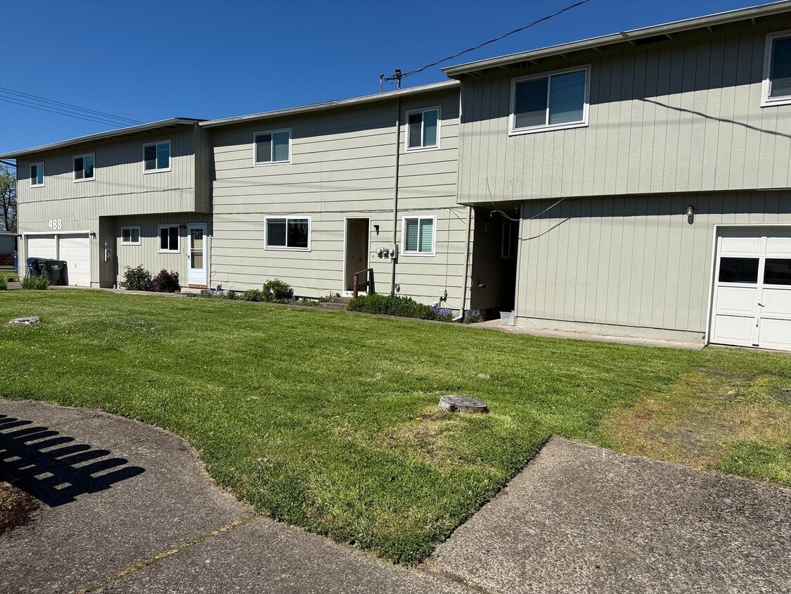 Large upstairs 2 bedroom apartment! - Large upstairs 2 bedroom apartment!