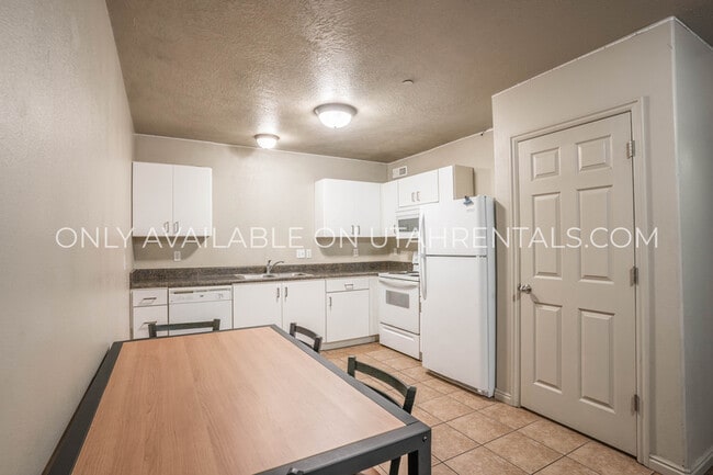 Building Photo - 884 E 700 N