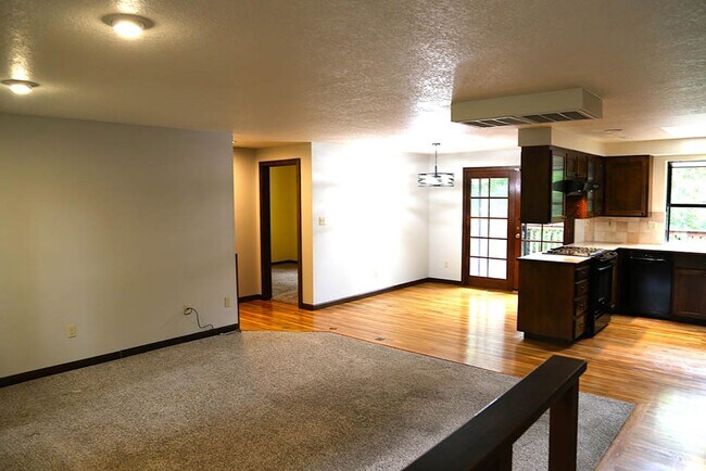 Foto del edificio - 4 bed 3 bath home, Lease through June 2026