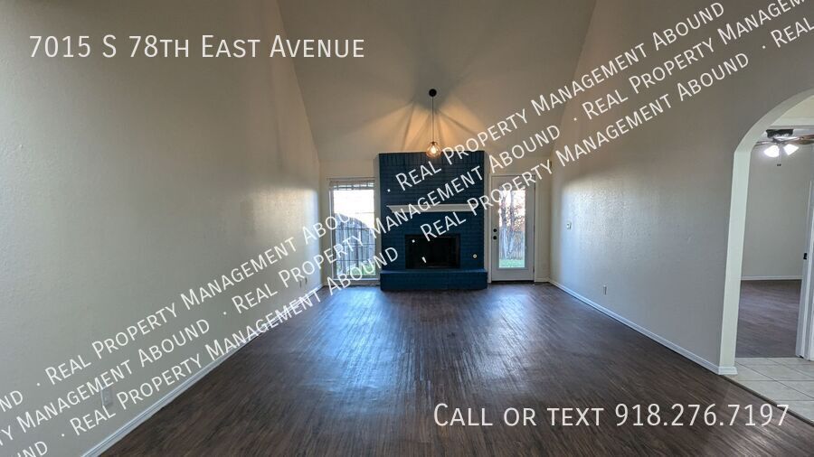 Primary Photo - Charming 3-Bedroom 2-bath Duplex in South ...