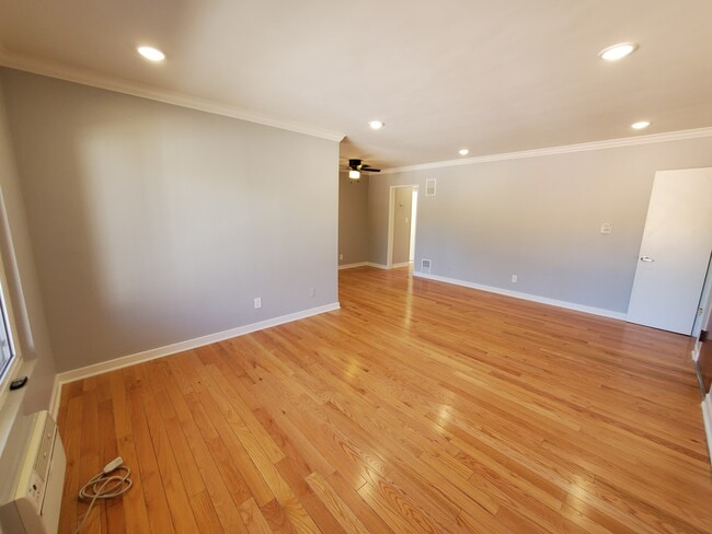 Building Photo - 7558 Romaine St