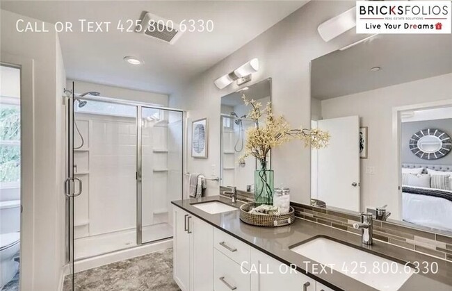 Building Photo - Stunning Three-Story Townhome in Lynnwood, WA