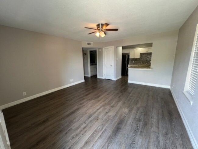 Foto del edificio - 1232 E Live Oak Rd