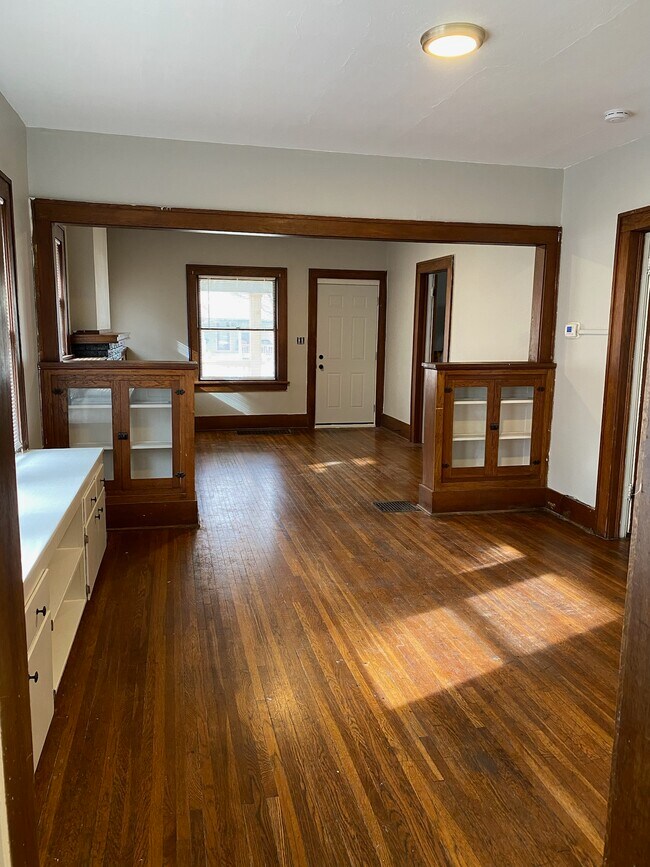 Building Photo - 136 S Green St