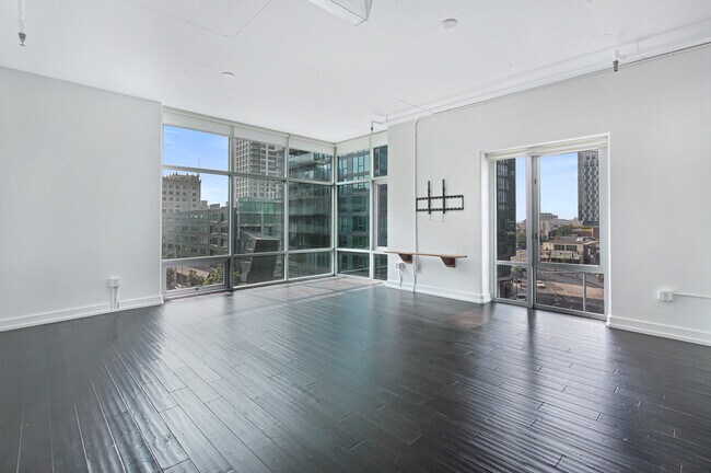 Building Photo - 645 W 9th St