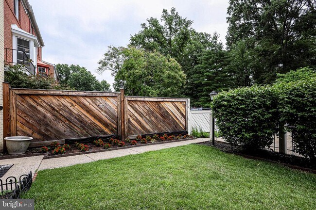 Building Photo - 7903 Central Park Cir