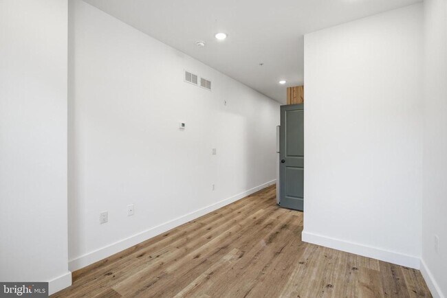 Foto del edificio - 4243 Mantua Ave