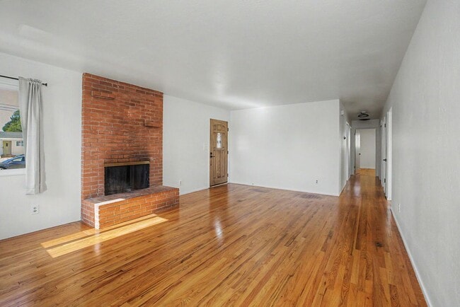 Building Photo - Rare 3 Bed, 2 Bath Home in Upper Seaside Cul-de-Sac with Spacious Yard