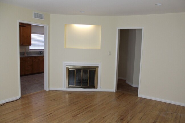 Building Photo - 3/2 Single-Story Home for Lease in Claremo...