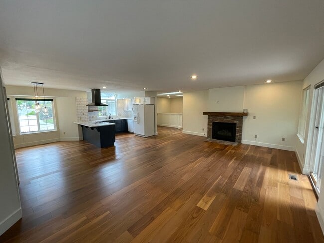 Building Photo - 4303 Kingsway