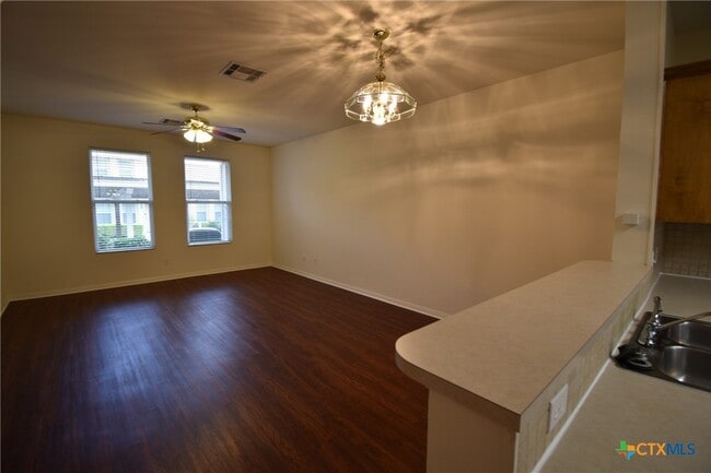 Building Photo - 2215 Dry Creek Dr