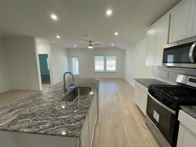 Foto del edificio - 4930 Edgewood Dr