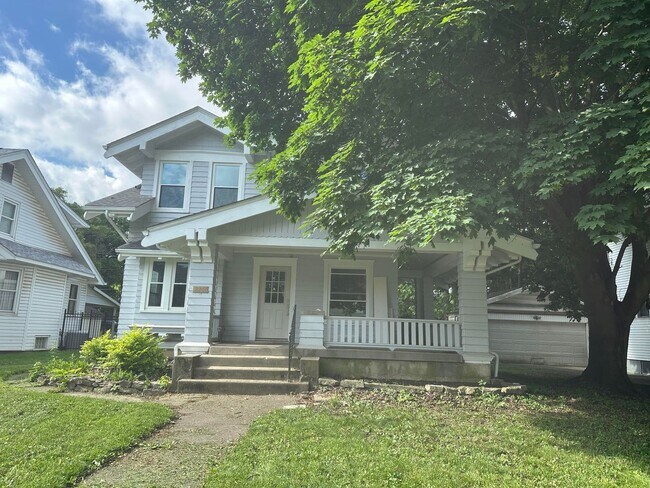 Building Photo - Arlington Home **MOVE IN SPECIAL $100 GIFT...