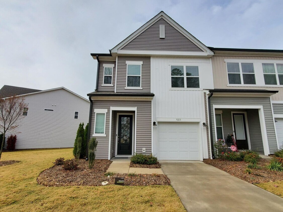 Primary Photo - Modern Elegance: 3 Bed, 2.5 Bath Like-New ...