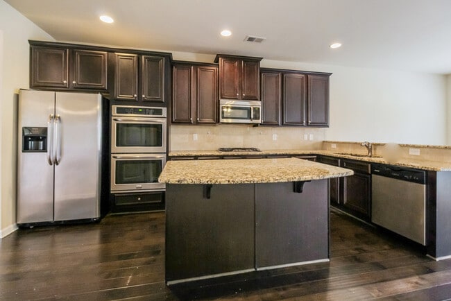 Building Photo - $500 OFF!!!Beautiful 5 Bedroom located in ...