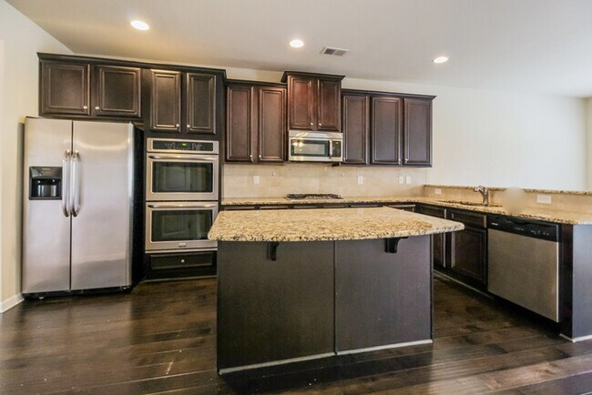 Foto del edificio - $500 OFF!!!Beautiful 5 Bedroom located in ...