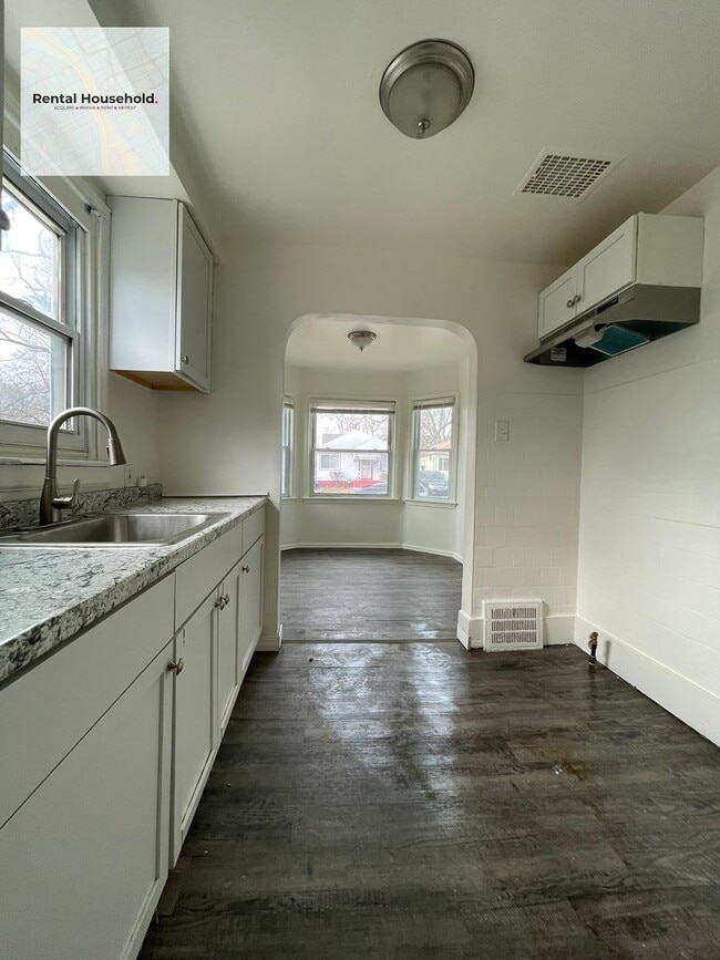 Building Photo - Bright & Airy 3-Bedroom Bungalow-Move-In Ready!