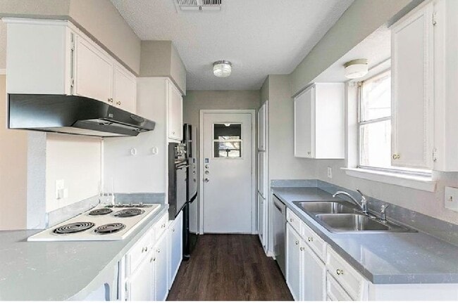 Foto del edificio - 913 Henslee Dr