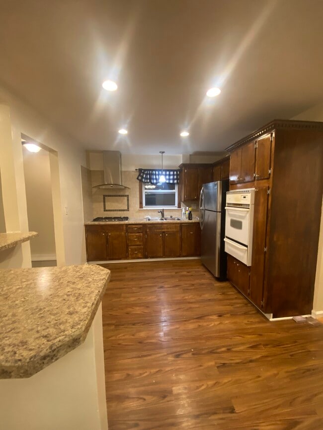 kitchen - 10511 87th St