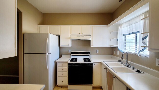 Building Photo - 1900 N Torrey Pines Dr