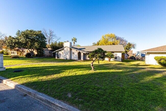 Foto del edificio - BEAUTIFULLY RENOVATED ONE STORY HOME IN A ...