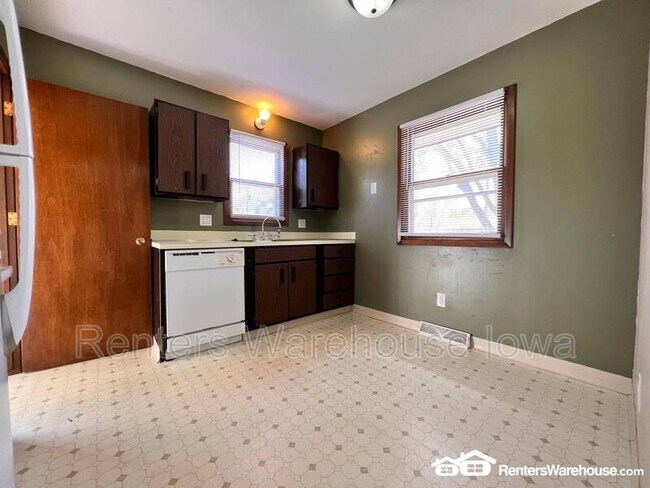 Building Photo - 9051 Franklin Ave