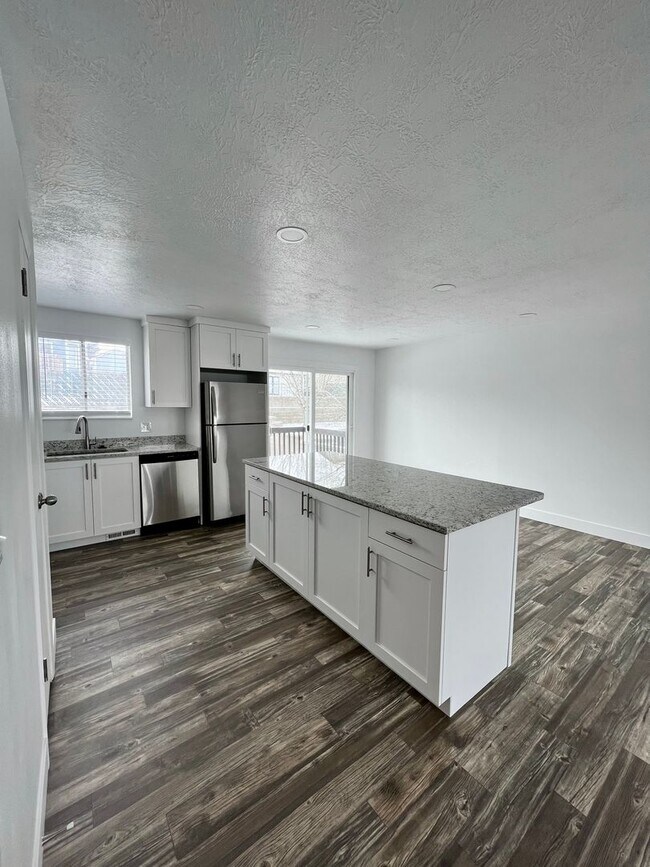 Building Photo - Beautiful remodeled 5 bed 2 bath home