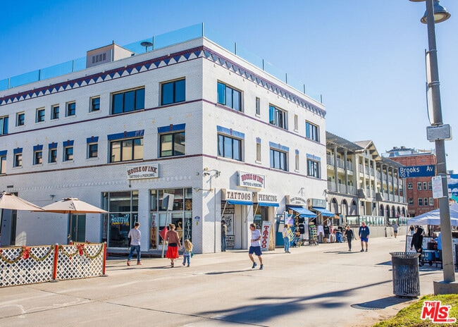 Foto del edificio - 8 Brooks Ave