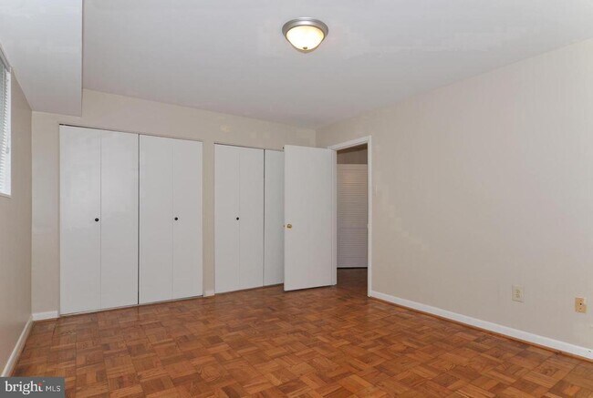 Building Photo - 10618 Kenilworth Ave