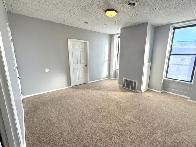 Foto del edificio - 1 Russell Pl