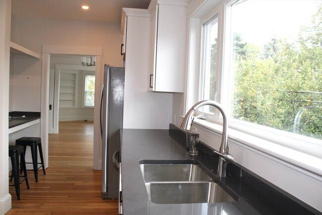 Foto del edificio - 571 Riverside Ave