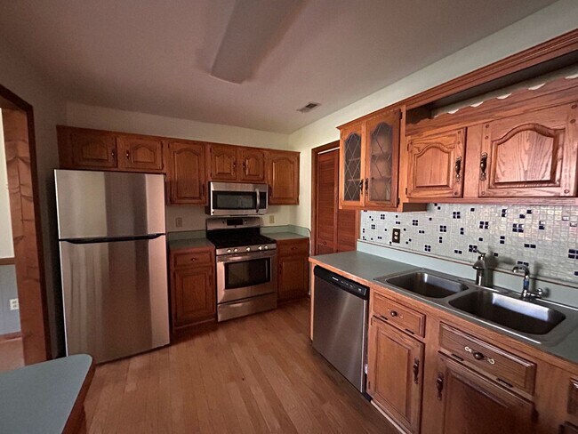 Foto del edificio - Charming 3-Bedroom Ranch on Oversized Corn...