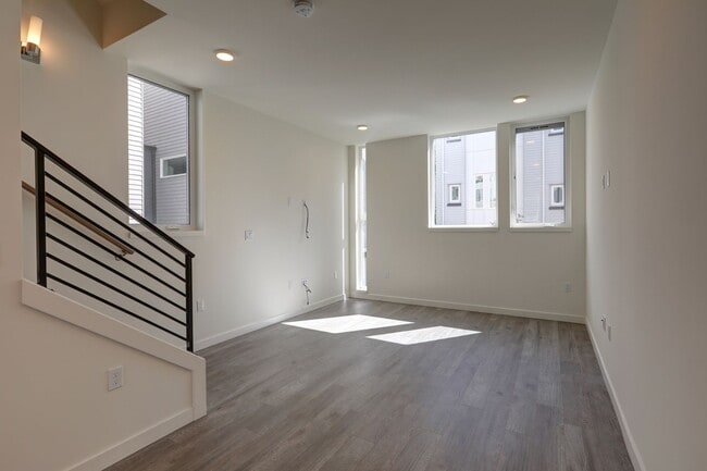 Foto del edificio - Stylish Capitol Hill Townhouse Living | 2 Bed + Den + Rooftop