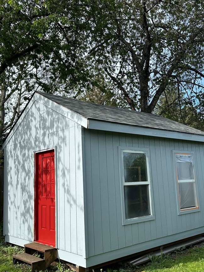 Building Photo - Charming One-Level Home with Hardwood Floors, Stainless Appliances, and Driveway Parking