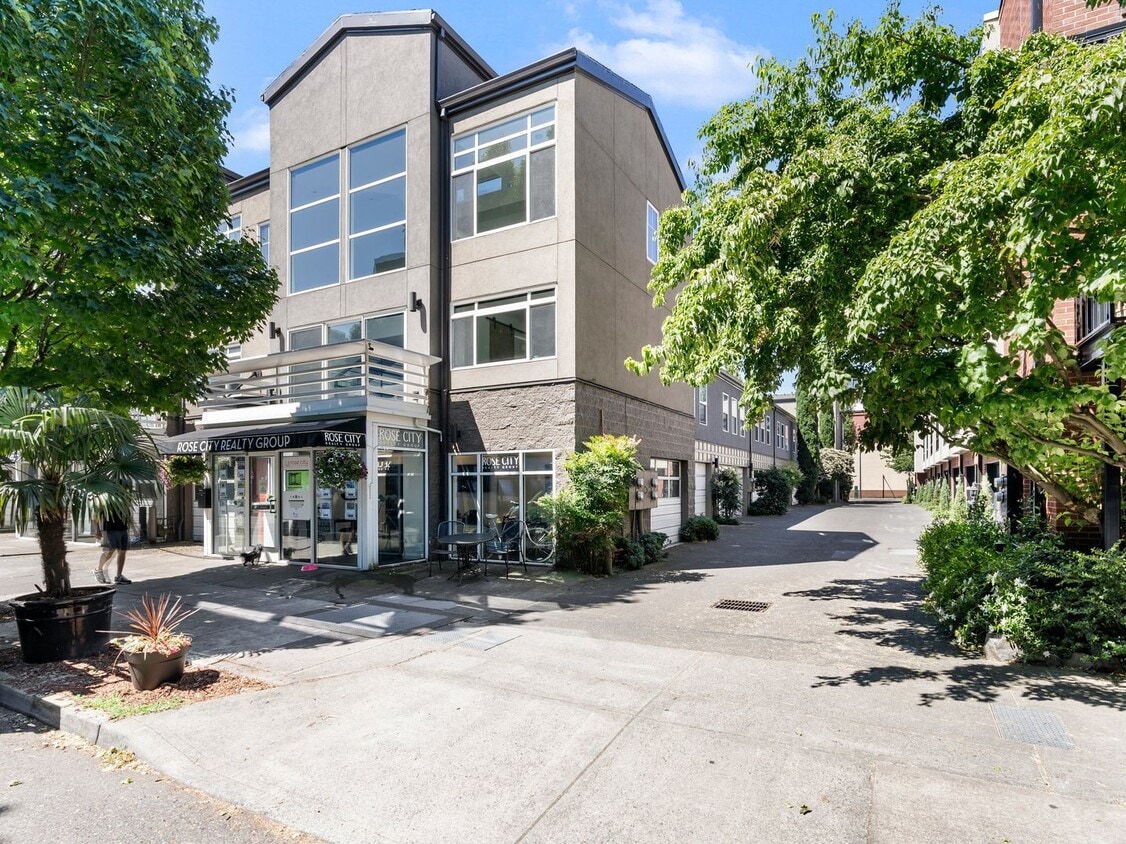 Foto principal - Fully renovated 2 level/2 bed/2 bath pearl...