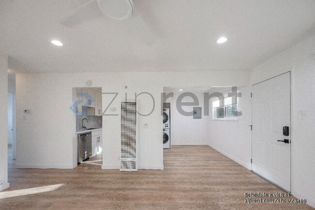 Building Photo - Unit